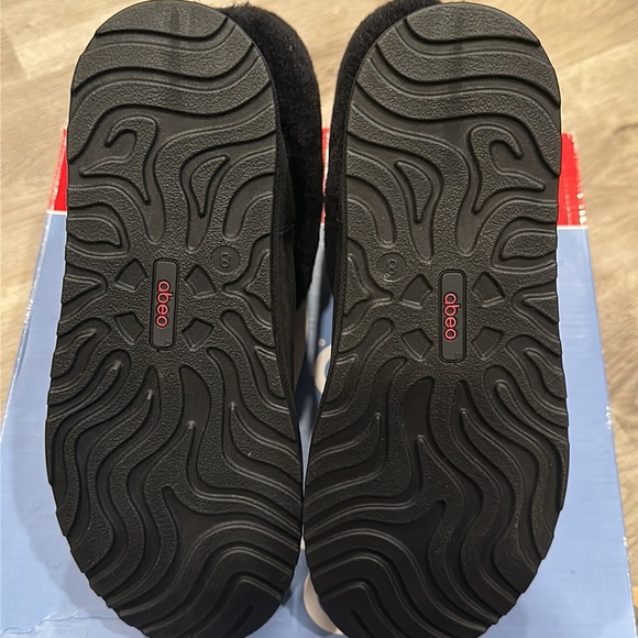 Short Pink Shearling Boots - Picture 5 of 6